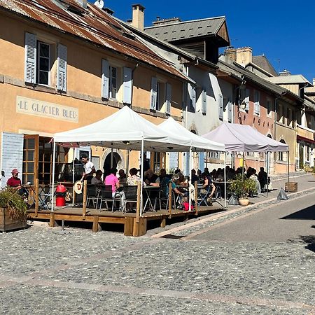 Auberge Le Glacier Bleu Mont Dauphin Bagian luar foto