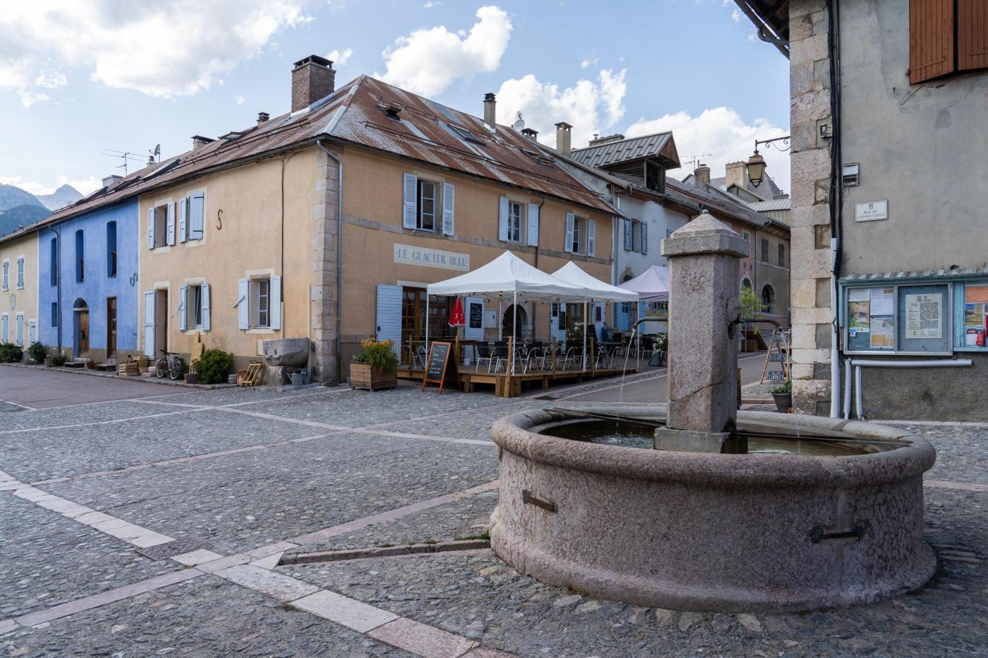 Auberge Le Glacier Bleu Mont Dauphin Bagian luar foto