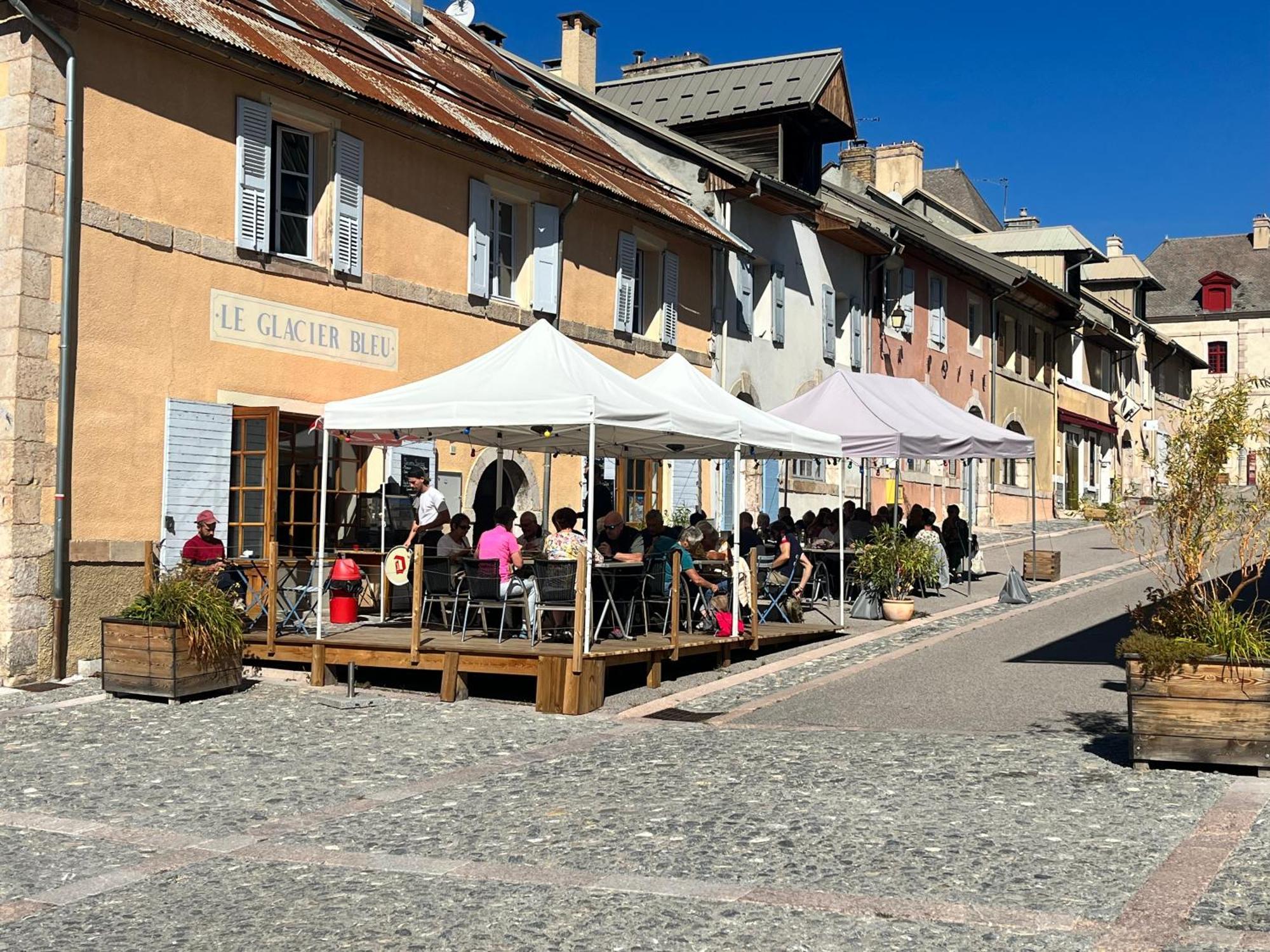 Auberge Le Glacier Bleu Mont Dauphin Bagian luar foto