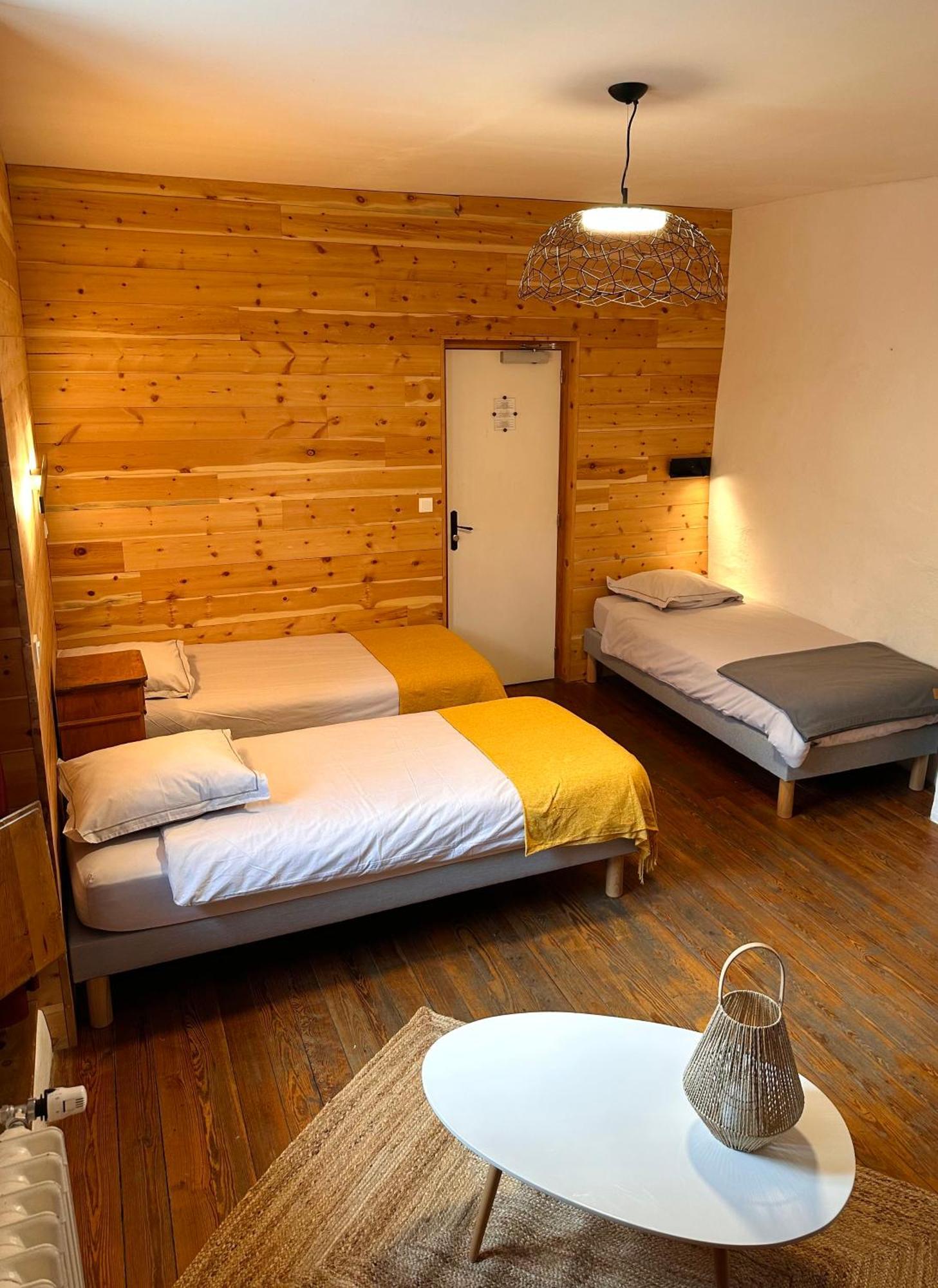 Auberge Le Glacier Bleu Mont Dauphin Bagian luar foto