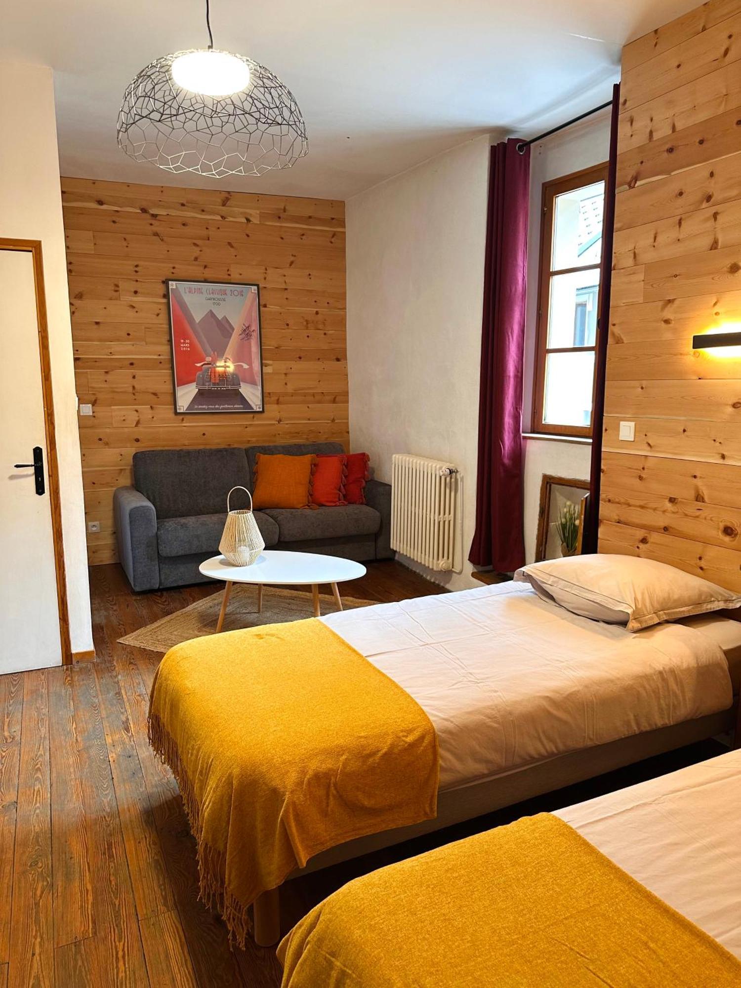 Auberge Le Glacier Bleu Mont Dauphin Bagian luar foto